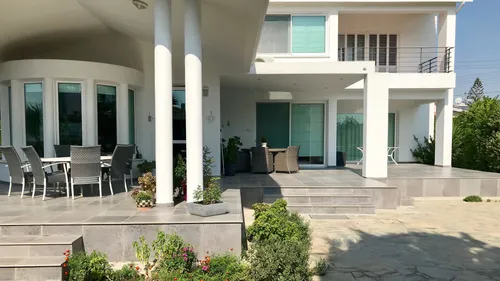 7 Bedrooms House in 1 Aretis