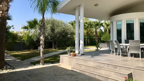 7 Bedrooms House in 1 Aretis