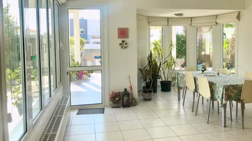 7 Bedrooms House in 1 Aretis