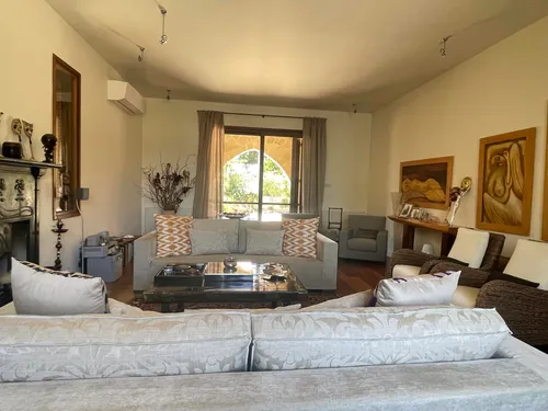 4 Bedrooms House in Iras 7