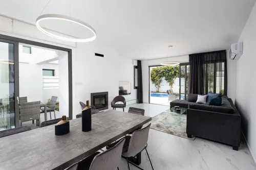 4 Bedrooms House in Agapis