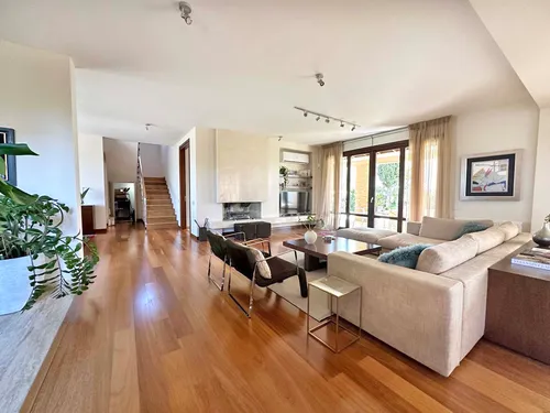 4 Bedrooms House in Pleiadon