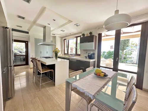 4 Bedrooms House in Pleiadon