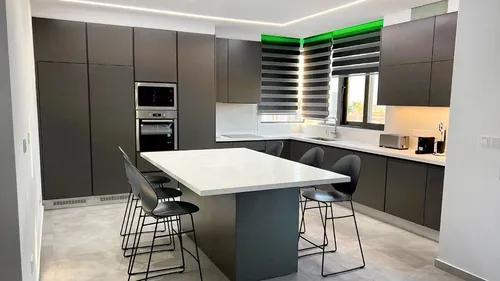 4 Bedrooms House in 1 Apriliou