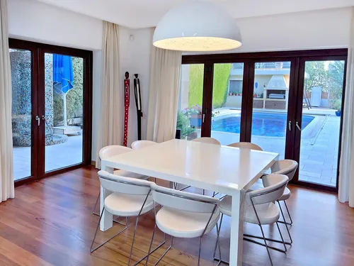 5 Bedrooms House in Karava 7