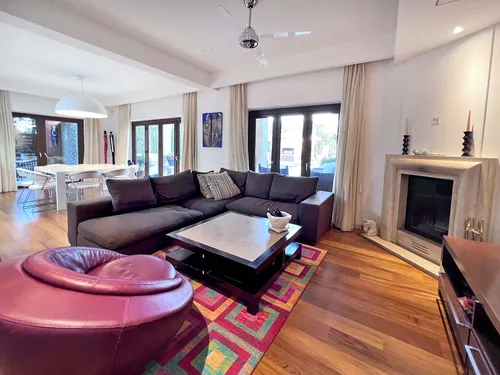 5 Bedrooms House in Karava 7