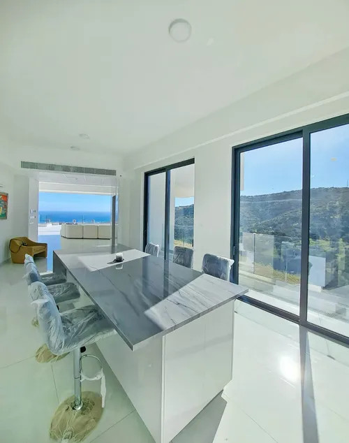 8 Bedrooms House in Ayios Tychonas