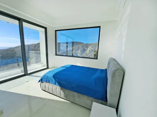 8 Bedrooms House in Ayios Tychonas