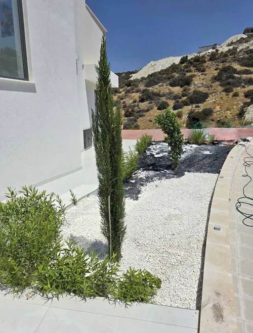 8 Bedrooms House in Ayios Tychonas