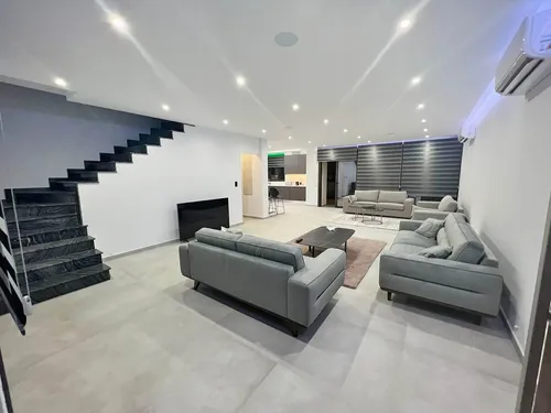 3 Bedrooms House in 1 Apriliou