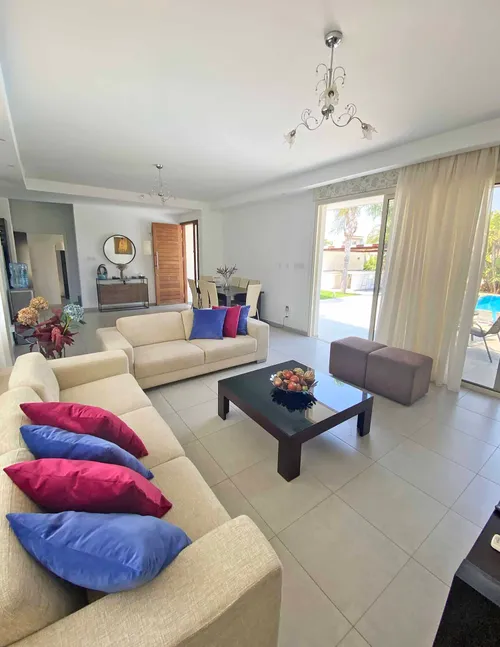 3 Bedrooms House in Leoforos Farou