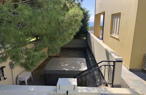 5 Bedrooms Villa in (opposite Parklane)