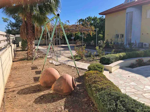 5 Bedrooms Villa in (opposite Parklane)