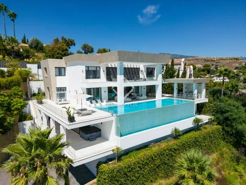 Villa Paraíso 436 — A modern villa with panoramic sea and golf views for sale in Benahavis