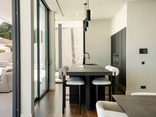 4 Bedrooms House / Villa in Calle Montemayor