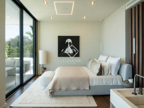 4 Bedrooms House / Villa in Calle Montemayor