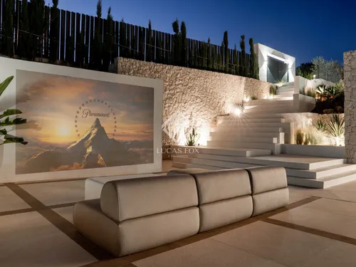 4 Bedrooms House / Villa in Calle Montemayor