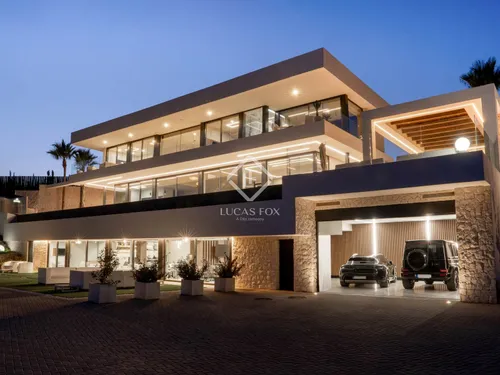 4 Bedrooms House / Villa in Calle Montemayor