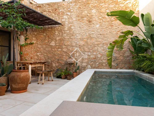 Fully renovated townhouse with pool for sale in Es Llombard.