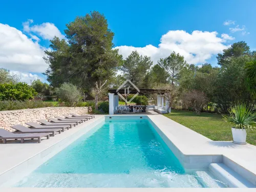 Charming finca-villa with 4 bedrooms, pool, tropical garden, and private well in San Rafael, Ibiza