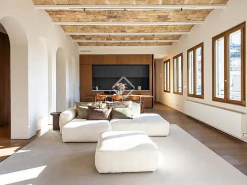 Bright corner apartment with 2 bedrooms and balconies for sale in Eixample Right, Barcelona