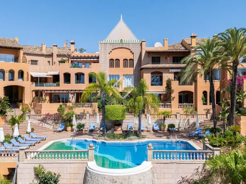 Stunning 3-bedroom penthouse with panoramic sea views in Nueva Andalucía