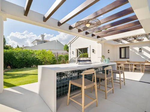 4 Bedrooms House / Villa in Calle Haza del Conde