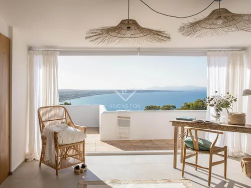 6-bedroom villa with beautiful sea views and a rental licence, for sale in Formentera