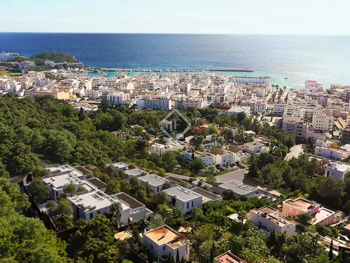 4 Bedrooms House / Villa in Carrer Islandia