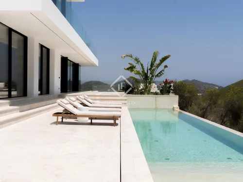 New construction design villa in a prestigious urbanization in Roca Llisa. Turnkey ready