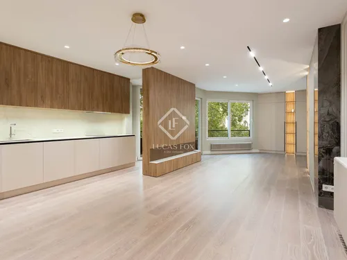 Elegant renovated apartment for sale in the prestigious "Golden Square" of Barcelona