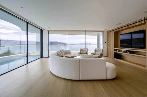 5 Bedrooms Apartment in VARKIZA