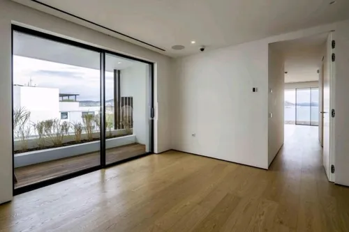 5 Bedrooms Apartment in VARKIZA