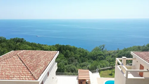 4 Bedrooms Villa in Budva