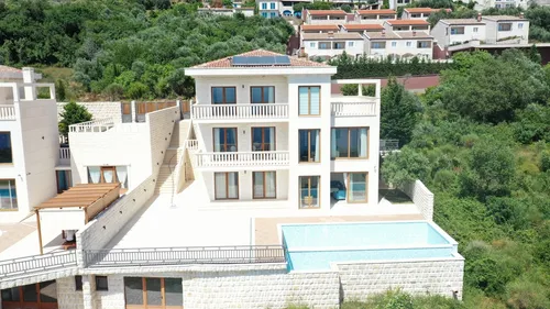 4 Bedrooms Villa in Budva