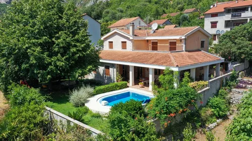 4 Bedrooms Family Home in Kotor