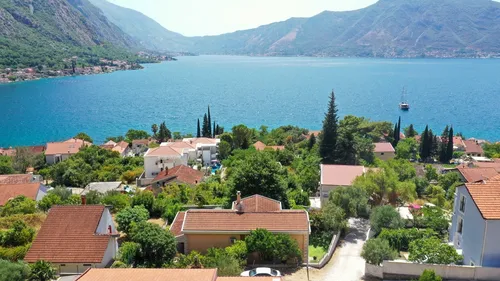 4 Bedrooms Family Home in Kotor