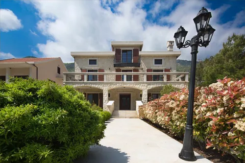 4 Bedrooms Villa in Kotor