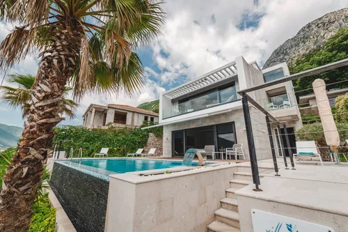 Villa on the front line