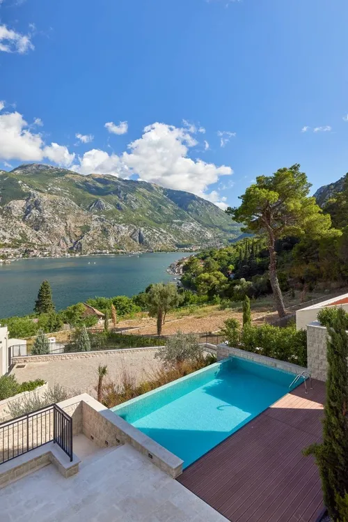 4 Bedrooms Villa in Kotor