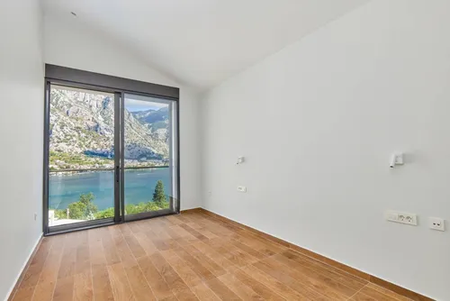 4 Bedrooms Villa in Kotor