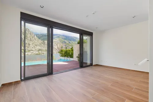 4 Bedrooms Villa in Kotor