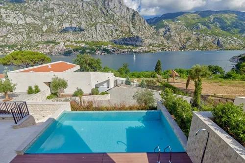 4 Bedrooms Villa in Kotor