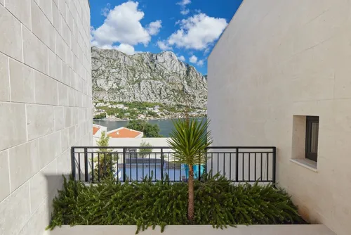 4 Bedrooms Villa in Kotor