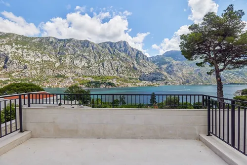 5 Bedrooms Villa in Kotor