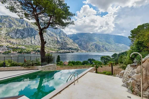 5 Bedrooms Villa in Kotor