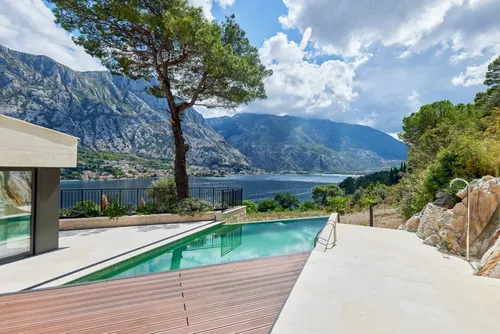 5 Bedrooms Villa in Kotor