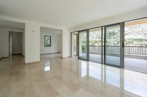 6 Bedrooms House in Kotor