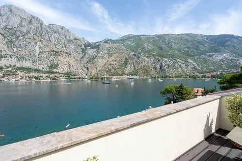 6 Bedrooms House in Kotor