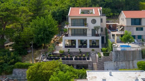 6 Bedrooms House in Kotor